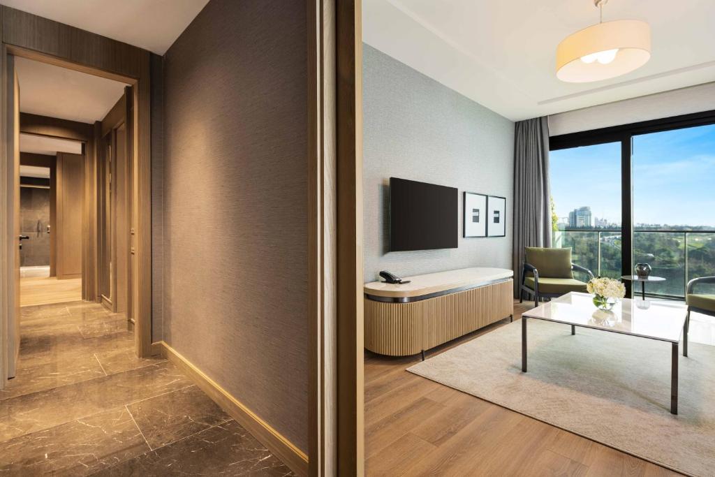 TV a/nebo společenská místnost v ubytování Movenpick Living Istanbul Camlivadi