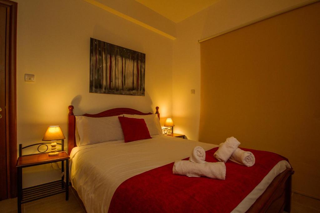 1 dormitorio con 1 cama con toallas en Villa Callisto by AgroHolidays, en Kyperounda