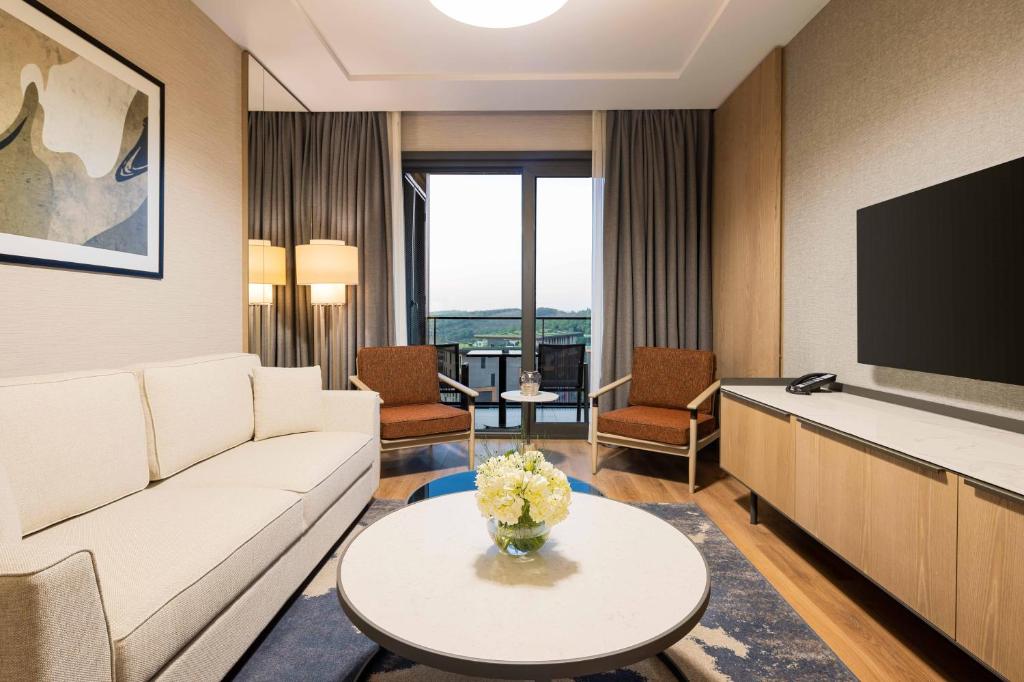 TV a/nebo společenská místnost v ubytování Movenpick Living Istanbul Camlivadi