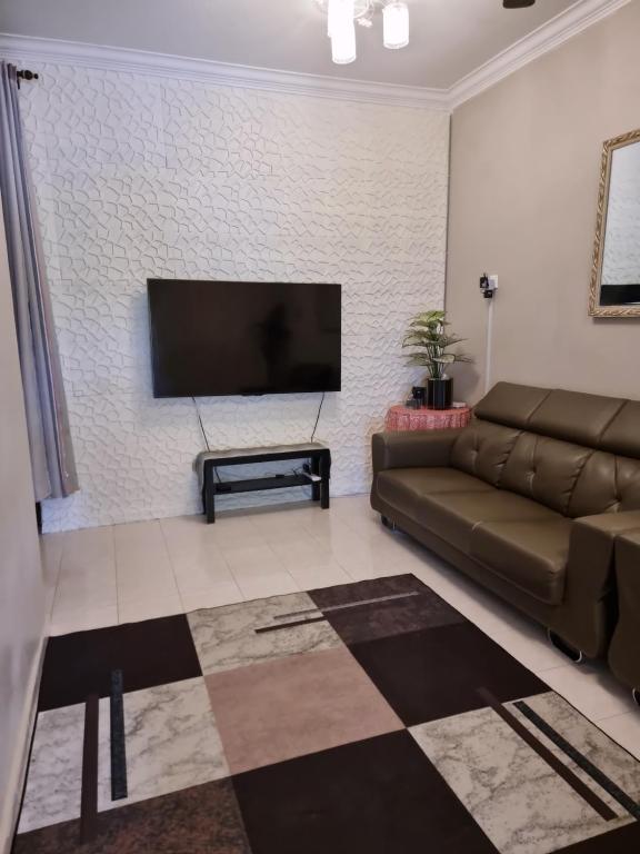 TV a/nebo společenská místnost v ubytování Maisarah Homestay Melaka, Islamic Home in Melaka