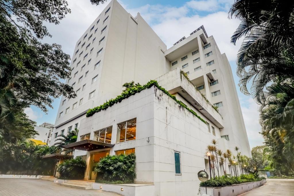 duży biały budynek z roślinami na nim w obiekcie Lemon Tree Hotel Electronics City w mieście Bengaluru