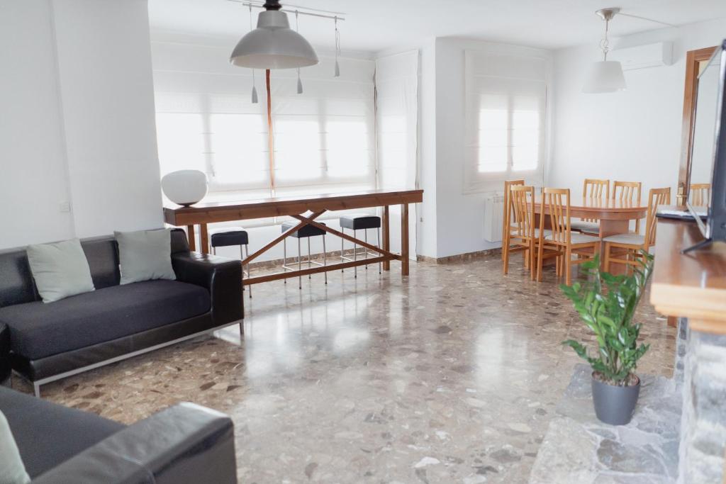 ein Wohnzimmer mit einem Sofa und einem Tisch in der Unterkunft Cal Miquel in Pobla de Segur