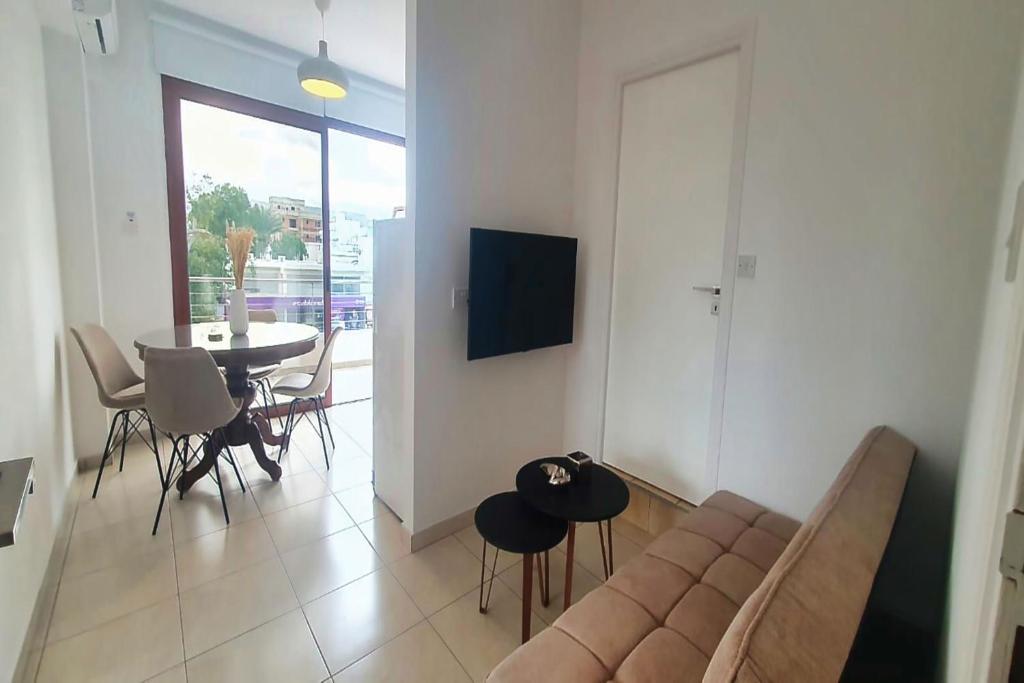 een woonkamer met een bank en een tafel bij Phaedrus Living: City Flat Palas 102 in Paphos City
