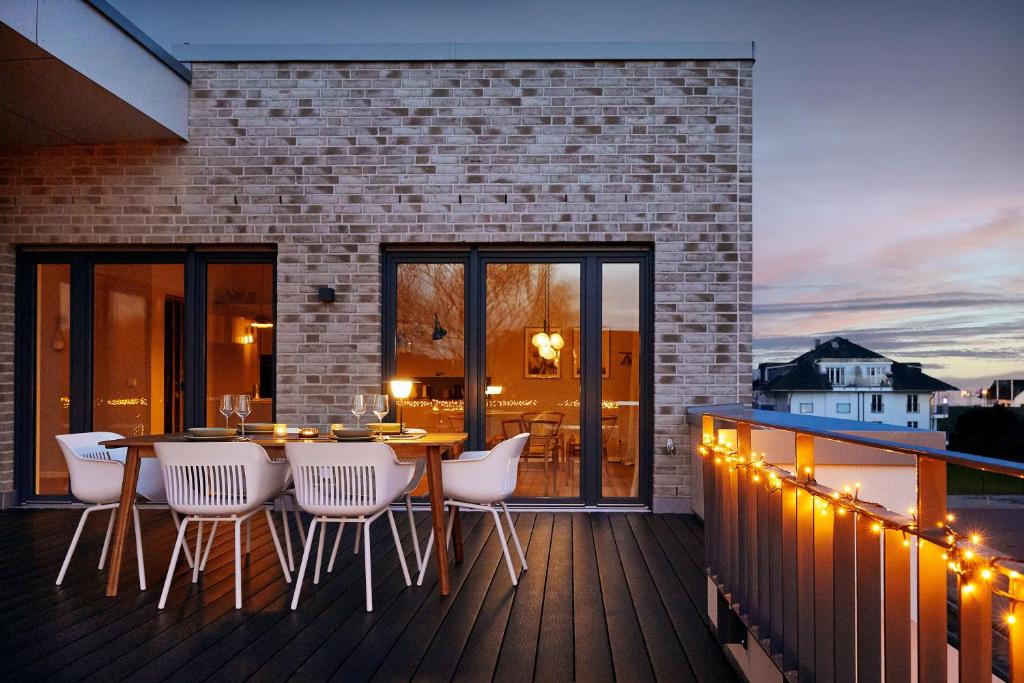 d'une terrasse avec une table et des chaises. dans l'établissement Dahmeloft, à Dahme