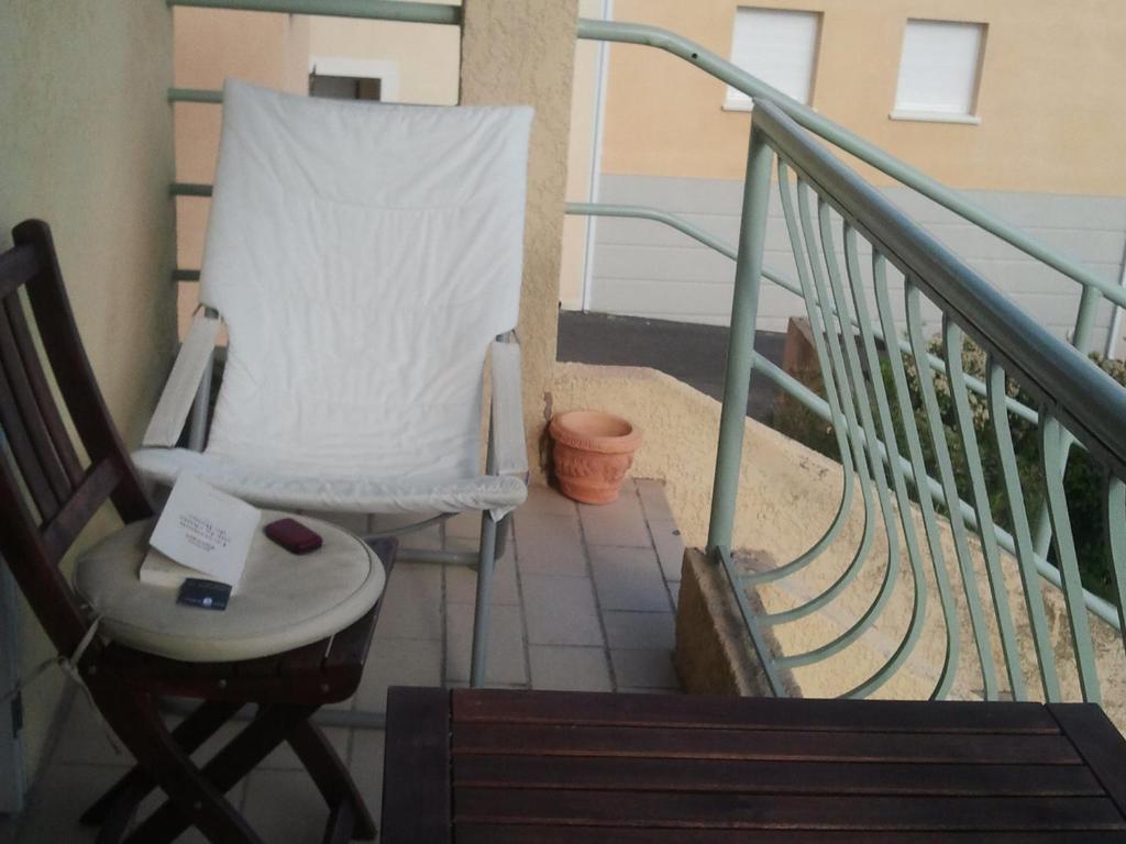 Balkón alebo terasa v ubytovaní Charmant T3 à 15 min des Thermes de Balaruc, terrasse, clim, wifi et parking gratuit - 4 pers. - FR-1-503-137