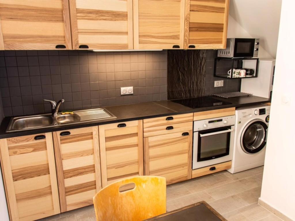Kuchyňa alebo kuchynka v ubytovaní Magnifique T2 avec balcon et animaux admis - FR-1-503-143