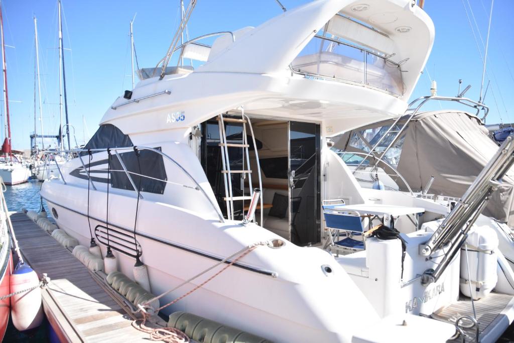 Ein weißes Boot liegt an einem Dock. in der Unterkunft Luxury Yacht Kamikara in San Miguel de Abona