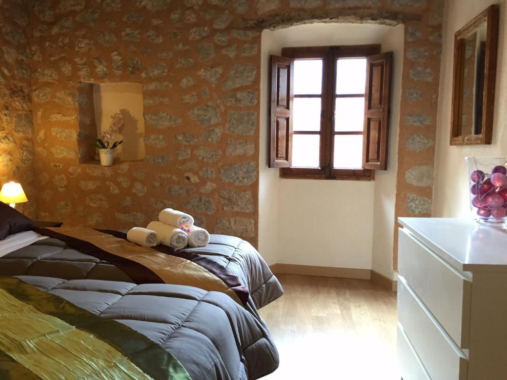 バルデモーサにあるCa na Francinaのベッドルーム1室(ベッド1台、窓付)