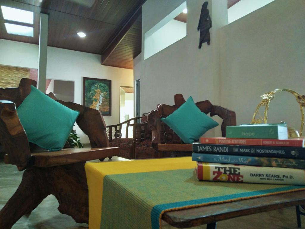 Posezení v ubytování Barefoot Inn Kandy