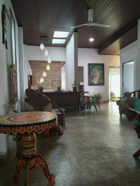 Posezení v ubytování Barefoot Inn Kandy
