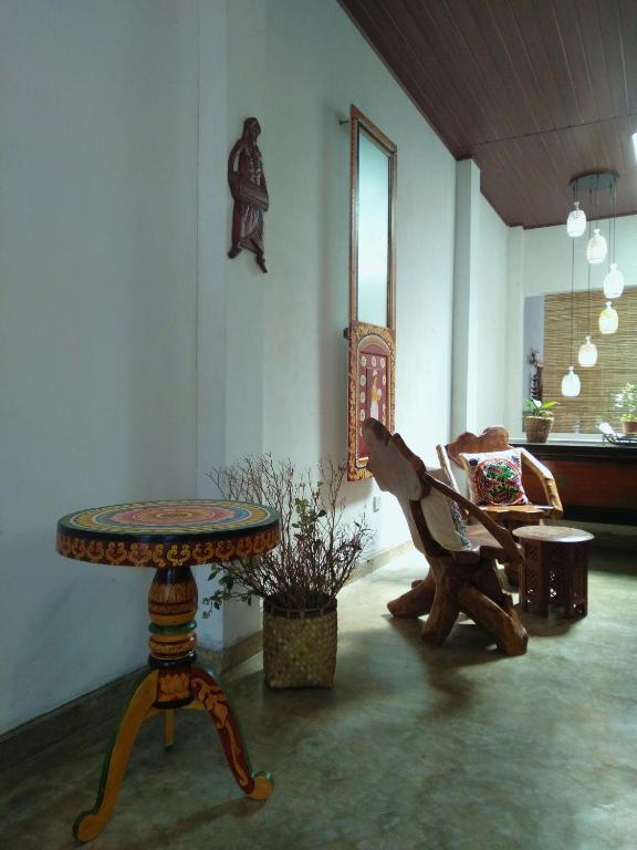 Posezení v ubytování Barefoot Inn Kandy