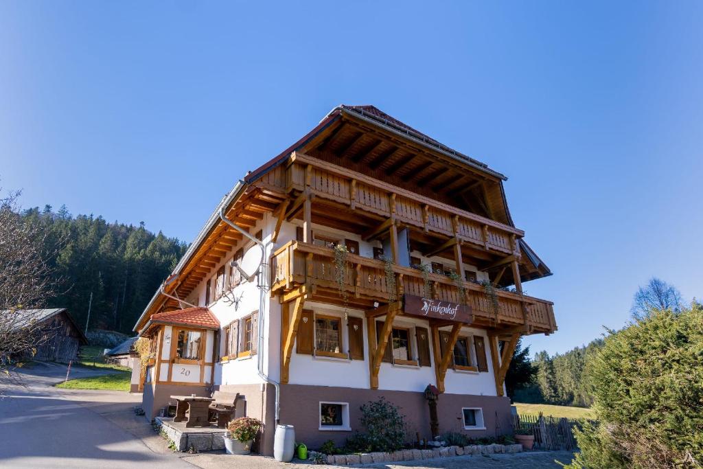 un grand bâtiment en bois avec un toit en bois dans l'établissement Finkenhof, à Schluchsee