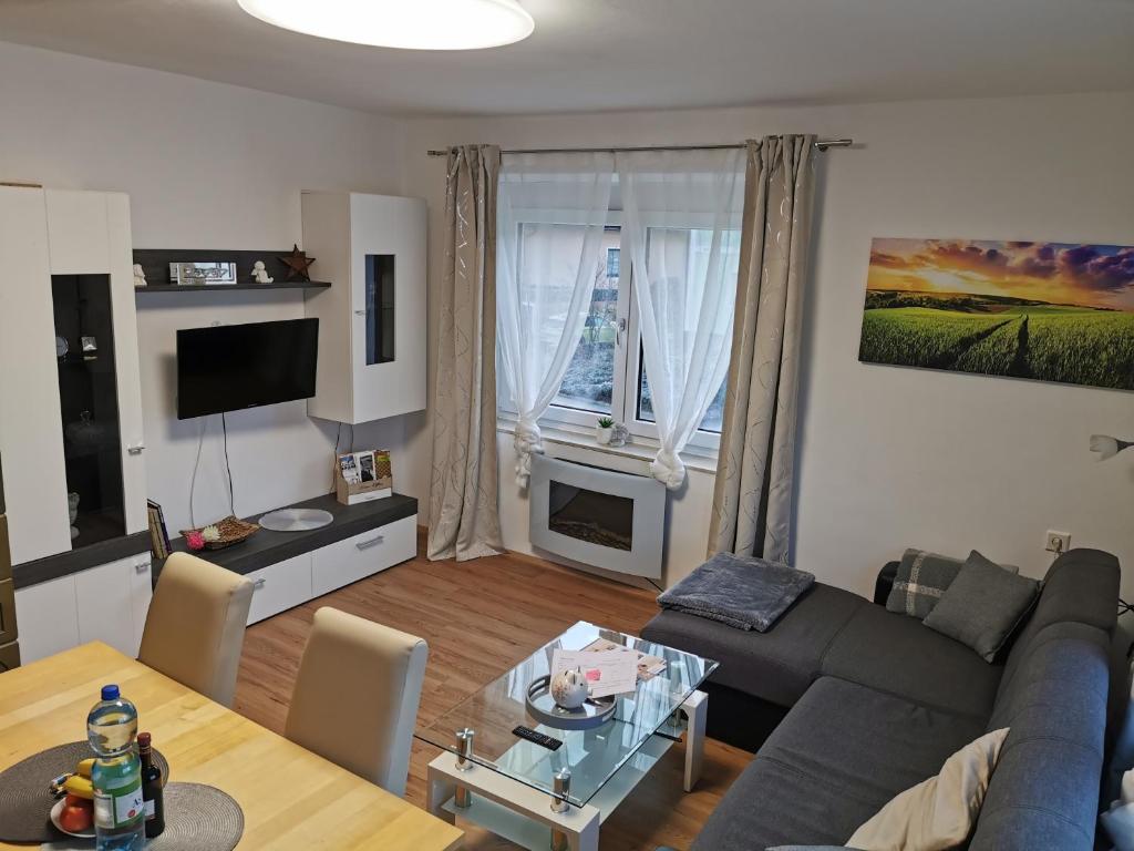 ein Wohnzimmer mit einem Sofa und einem Tisch in der Unterkunft Home W4 - Apartment Engel in Hoheneich