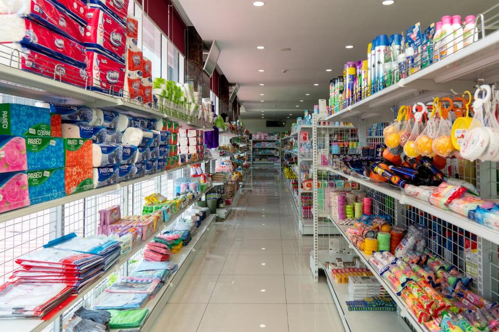 Supermarket nebo jiné obchody v  hotelu nebo okolí