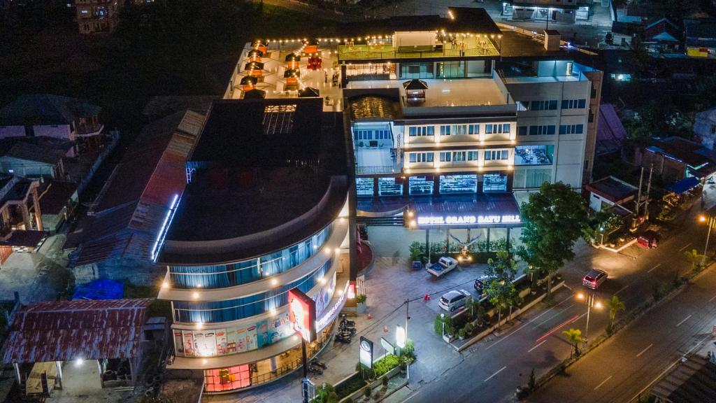 una vista aérea de una ciudad por la noche en Grand Bayu Hill Hotel en Takengon