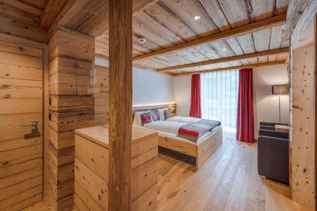 Voodi või voodid majutusasutuse Hotel Crusch Alba Zernez toas