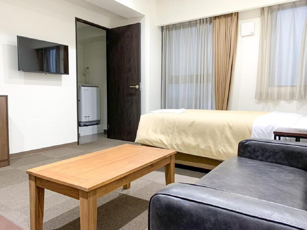 TV a/nebo společenská místnost v ubytování HOTEL LiVEMAX Kyoto Nijojonishi