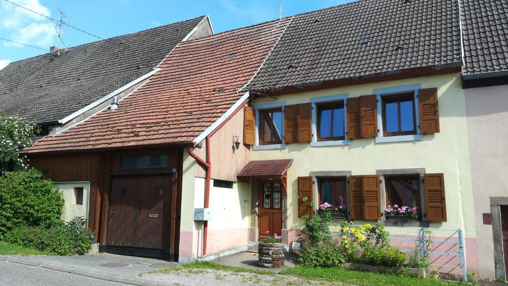 uma casa com persianas de madeira em Le havre de grès em Lohr