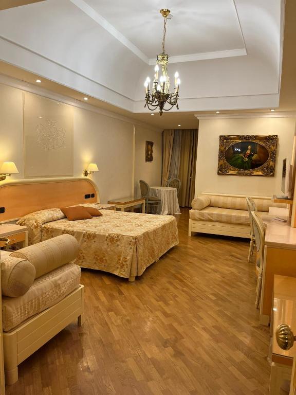 Postel nebo postele na pokoji v ubytování LH Hotel Domus Caesari