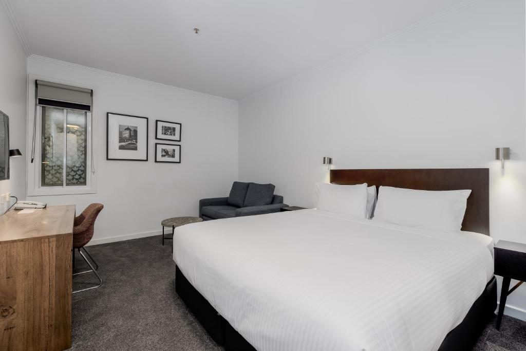 Postel nebo postele na pokoji v ubytování Alto Hotel On Bourke