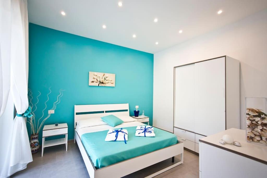 La Delizia - Sorrento في سورينتو: غرفة نوم زرقاء مع سرير وجدار ازرق