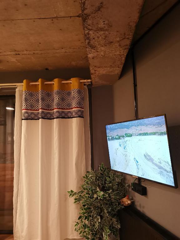 TV a/nebo společenská místnost v ubytování Nomad Gudauri Twins 124
