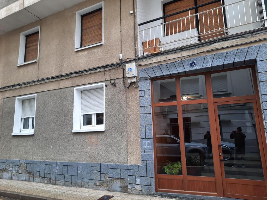 een gevel van een gebouw met een glazen deur bij Casa oteiza in Villarcayo