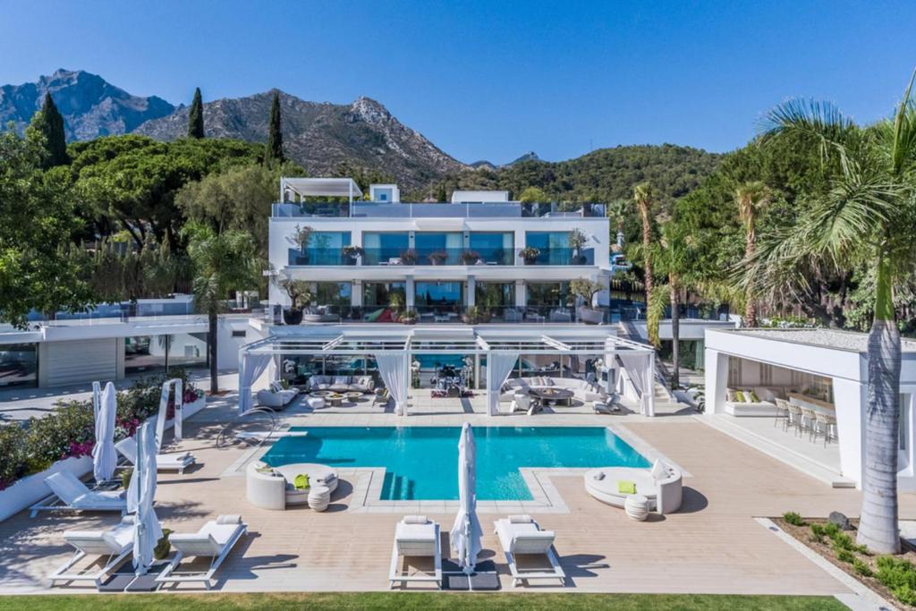 een luchtzicht op een hotel met een zwembad bij All About Villa Serenity in Marbella