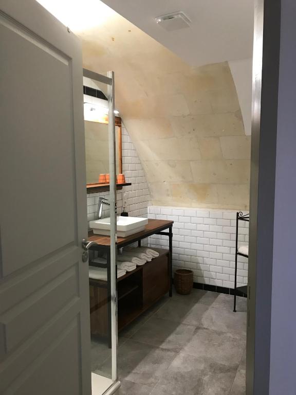 Kúpeľňa v ubytovaní Logis Escale vue Loire, piscine semi-troglodyte