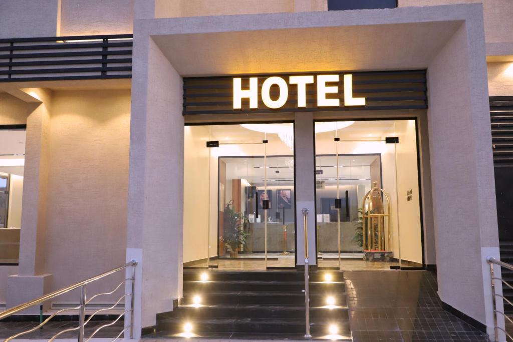 un hotel con un cartel en la parte delantera en فندق الأفنيوز بالرس en Al Rass