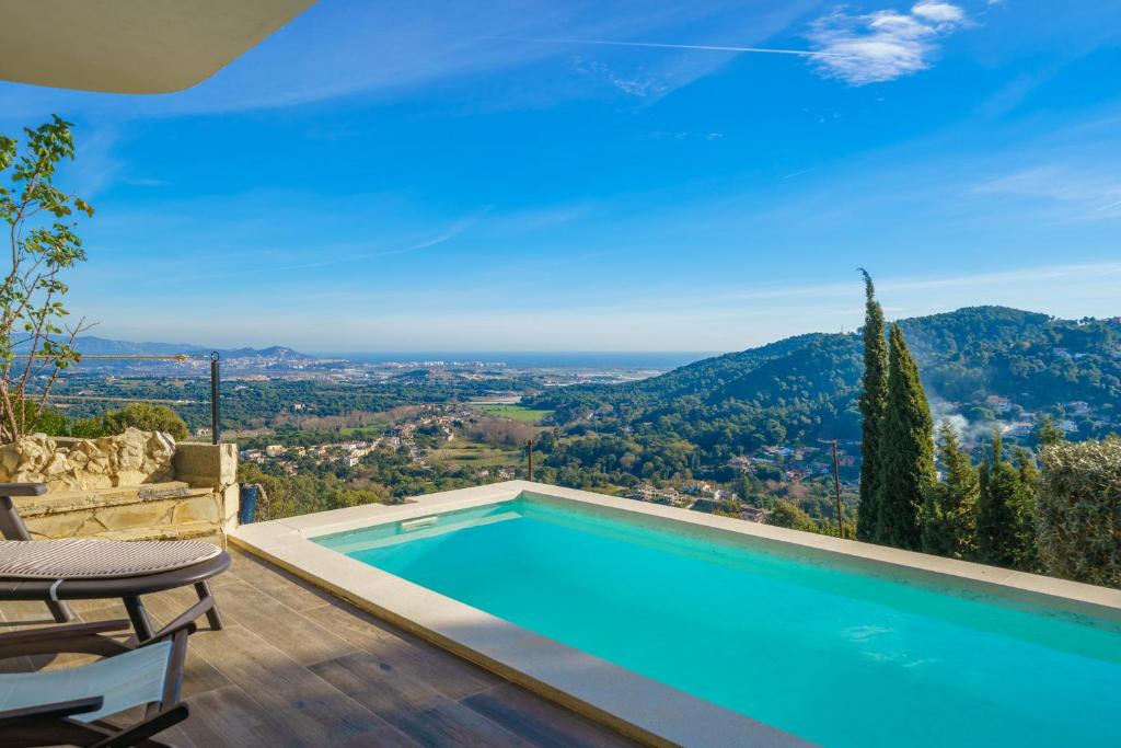 einen Pool in einer Villa mit Aussicht in der Unterkunft HomeHolidaysRentals Dorada - Costa Barcelona in Palafolls
