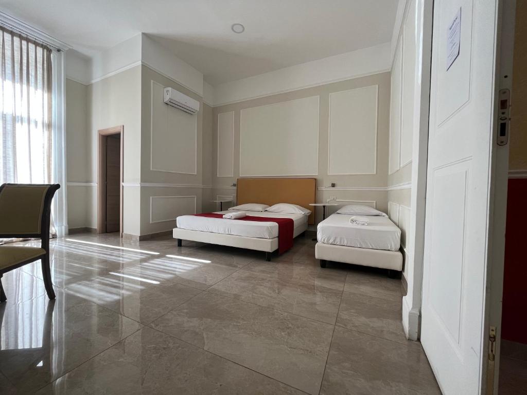 Łóżko lub łóżka w pokoju w obiekcie Napolit'amo Hotel Principe