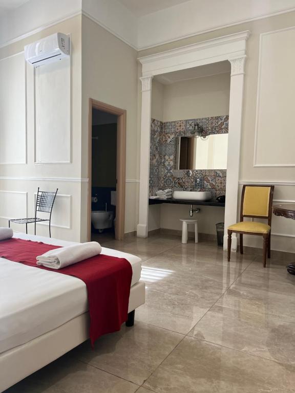 Łóżko lub łóżka w pokoju w obiekcie Napolit'amo Hotel Principe