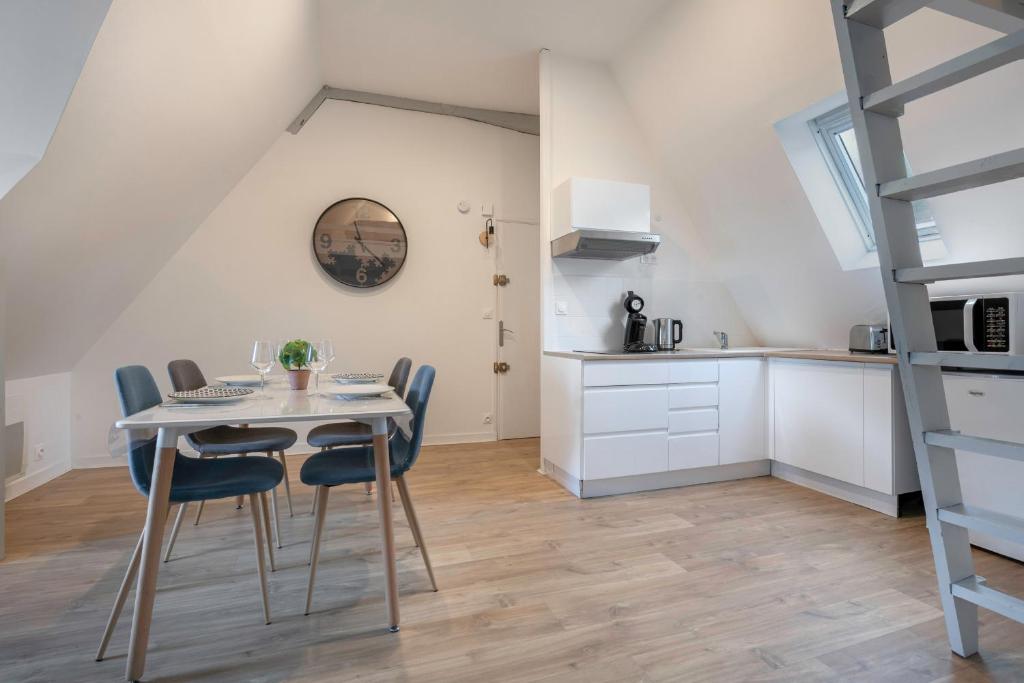 Dapur atau dapur kecil di Charmant appartement en plein centre du Pouliguen!