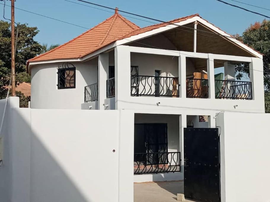 une maison blanche avec une clôture blanche devant elle dans l'établissement BELLE VILLA PROCHE BORD DE MER, à Ngaparou