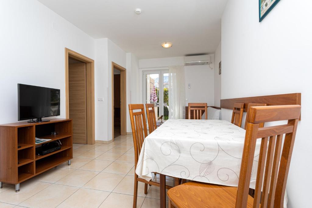 Televízia a/alebo spoločenská miestnosť v ubytovaní Apartments Crneković V