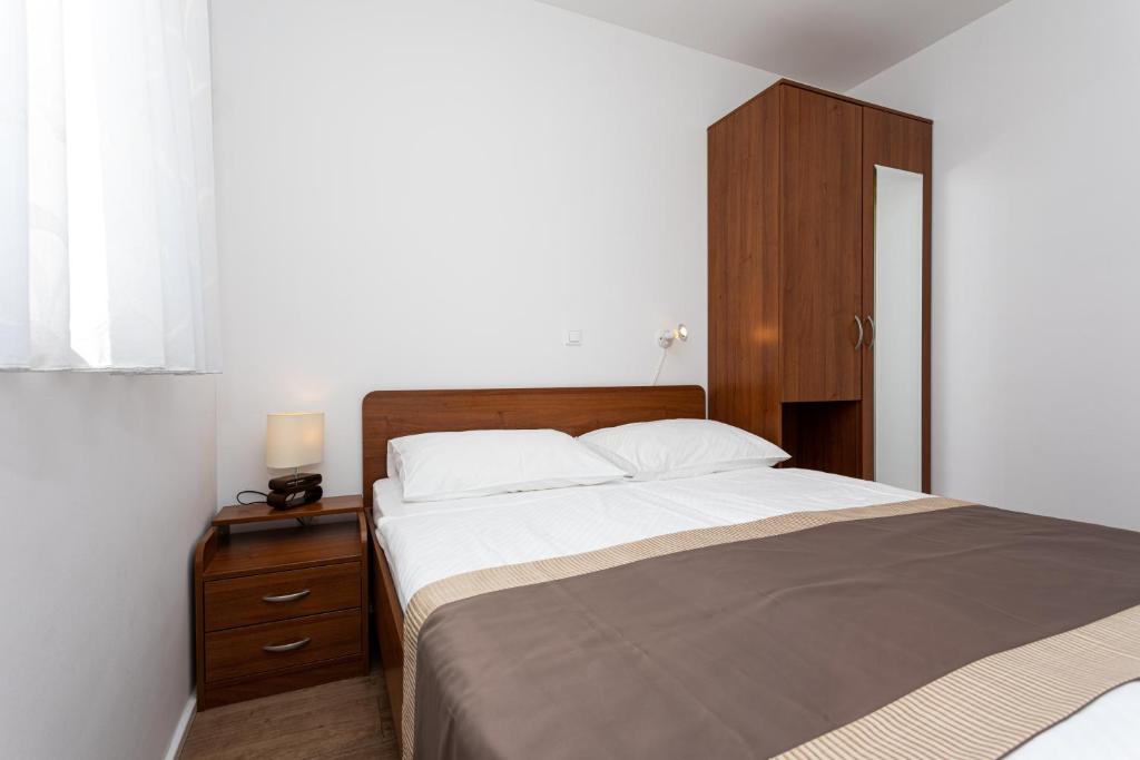Posteľ alebo postele v izbe v ubytovaní Apartments Crneković V