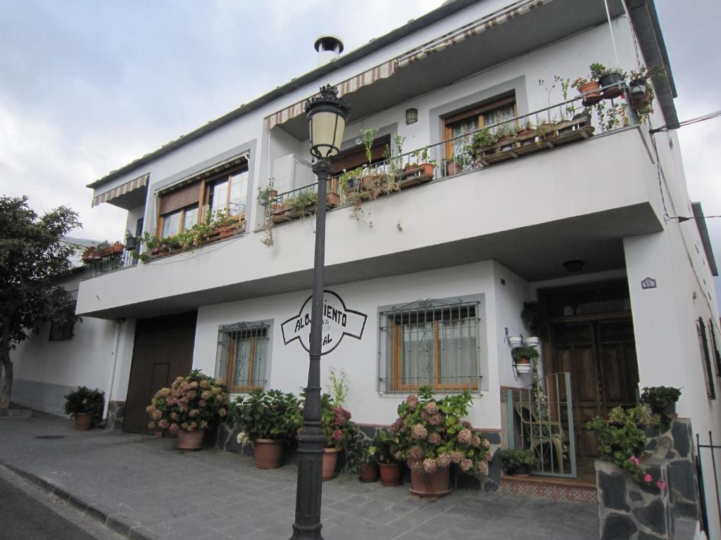 un letrero de la calle frente a un edificio blanco en Casa María Jesús, en Pórtugos