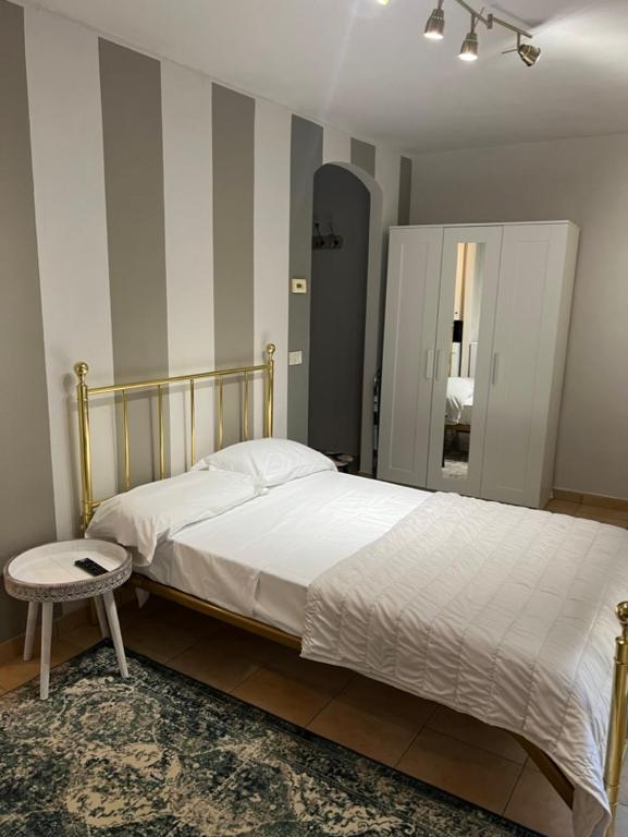 um quarto com uma cama, uma mesa e um espelho em Mood-Garibaldi 26 em Pavia