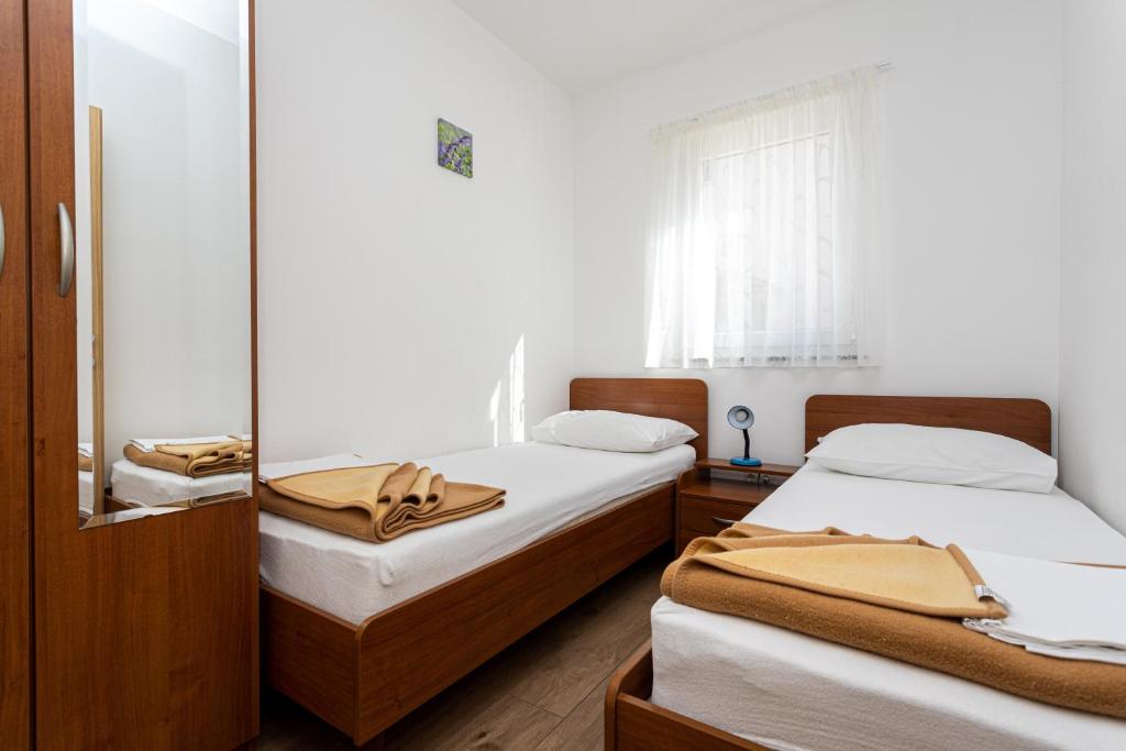Posteľ alebo postele v izbe v ubytovaní Apartments Crneković V