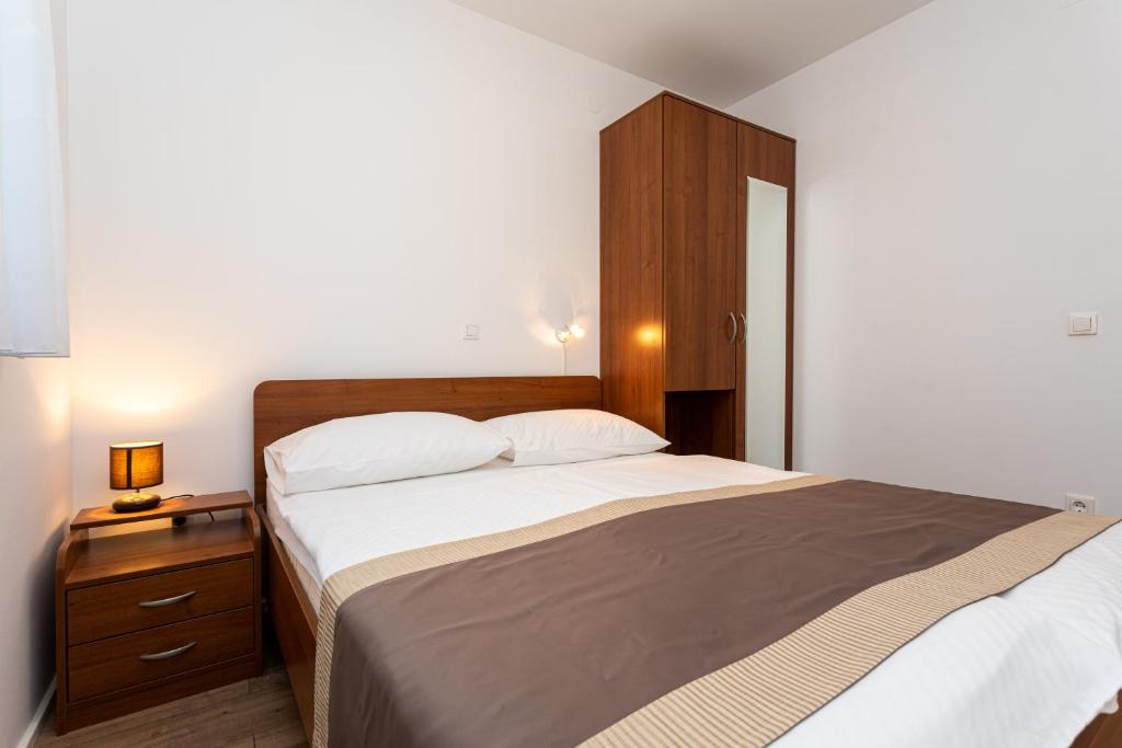 Posteľ alebo postele v izbe v ubytovaní Apartments Crneković V