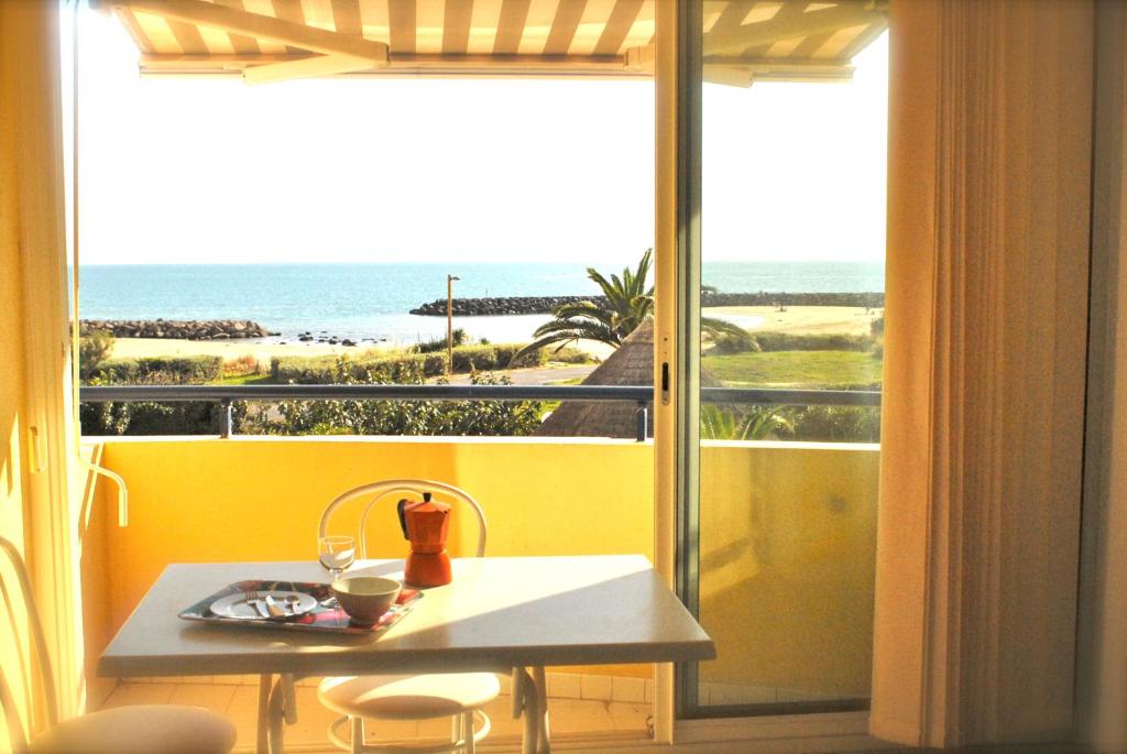 Fotografia z galérie ubytovania SAVANNA BEACH I Joli T2 vue mer piscine Cap d'Agde SAVANNA BEACH I v destinácii Cap d'Agde