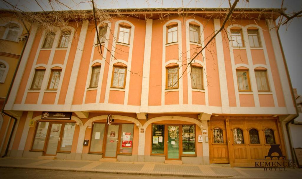 un gran edificio de ladrillo con puertas y ventanas en Kemencés Csárda és Panzió, en Hajdúszoboszló