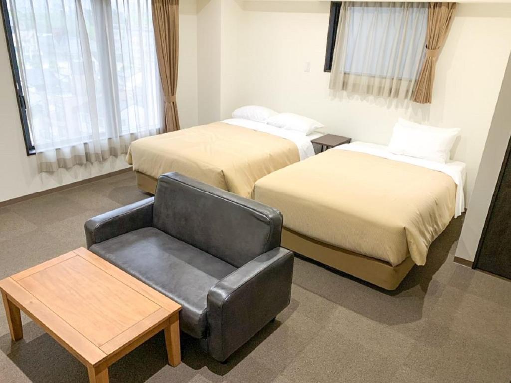 Postel nebo postele na pokoji v ubytování HOTEL LiVEMAX Kyoto Nijojonishi