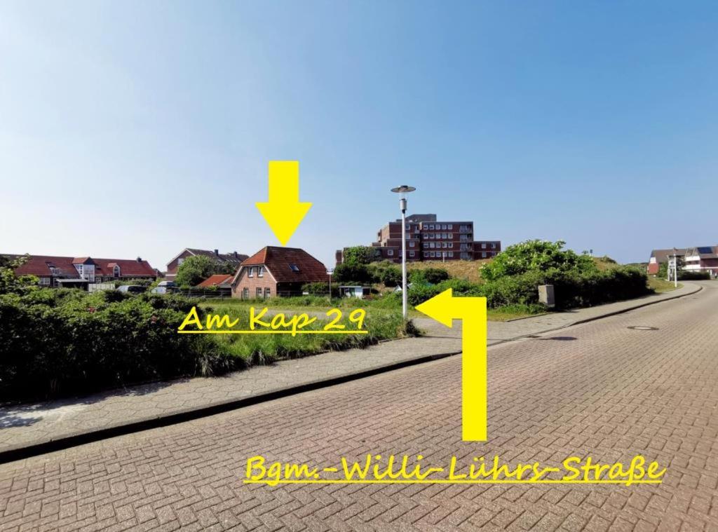 a picture of a road with a yellow arrow pointingoward at Haus Dorenbusch Haus am Kap, Whg 02 links in Norderney