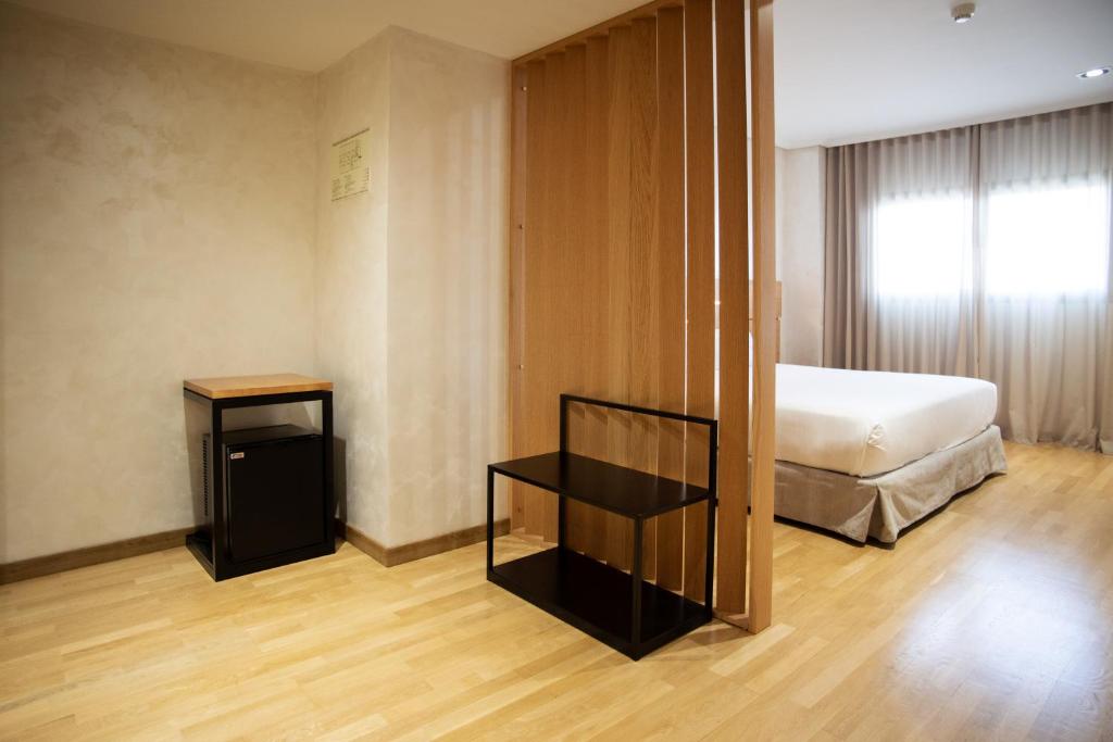 Postel nebo postele na pokoji v ubytování Sercotel Gran Fama