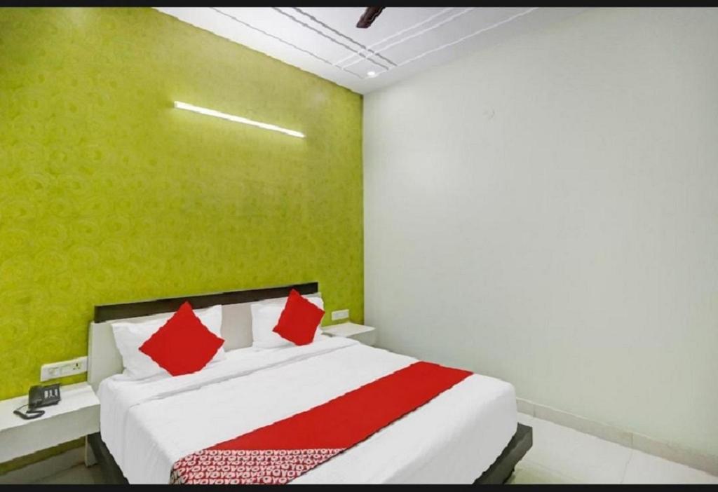 Postel nebo postele na pokoji v ubytování Jagdambey Hotel