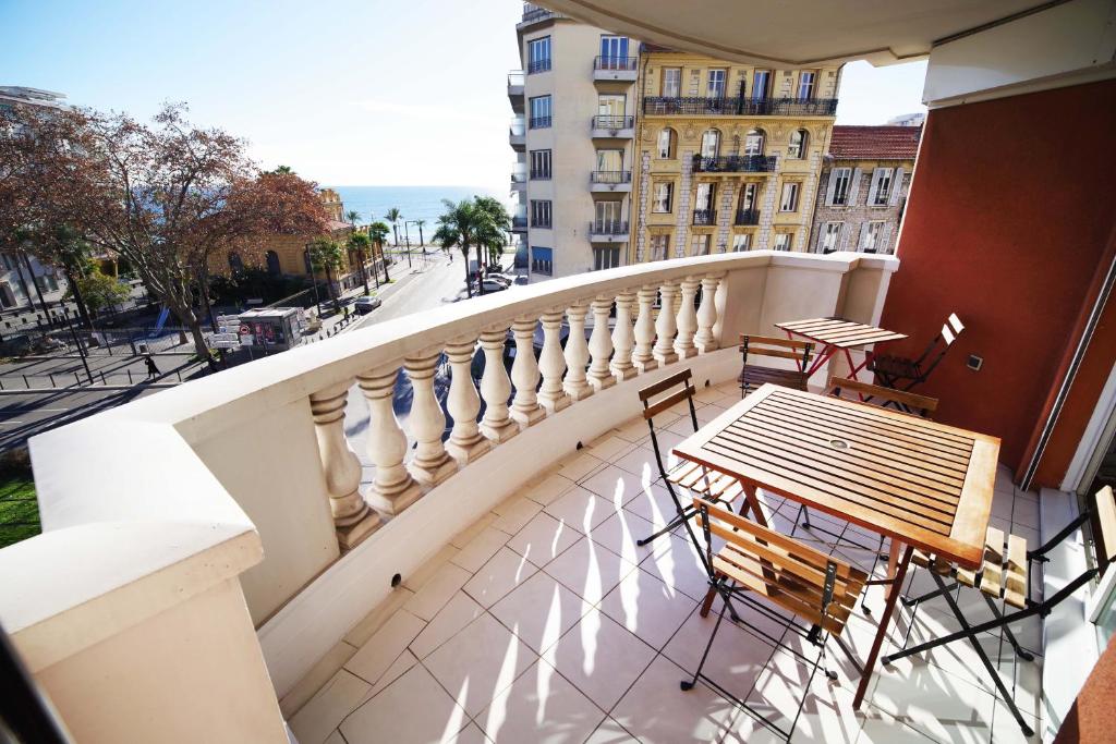 un balcone con tavolo e sedie su un edificio di Domes Seaside Résidence Piscine, Free Parking, Airport Tramway a Nizza