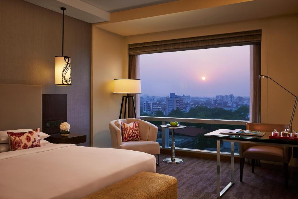 Postel nebo postele na pokoji v ubytování Hyatt Regency Ahmedabad
