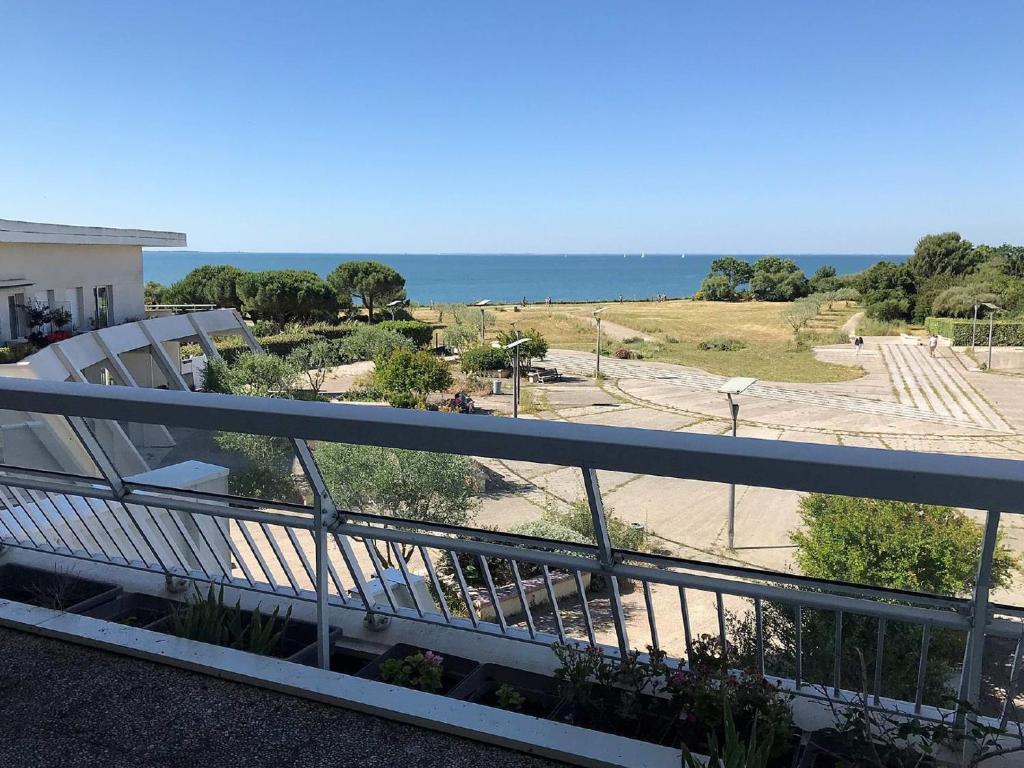 Elle comprend un balcon offrant une vue sur le parc et l'océan. dans l'établissement Appartement Vue Mer à La Rochelle 6 Pers. - FR-1-551-57, à La Rochelle